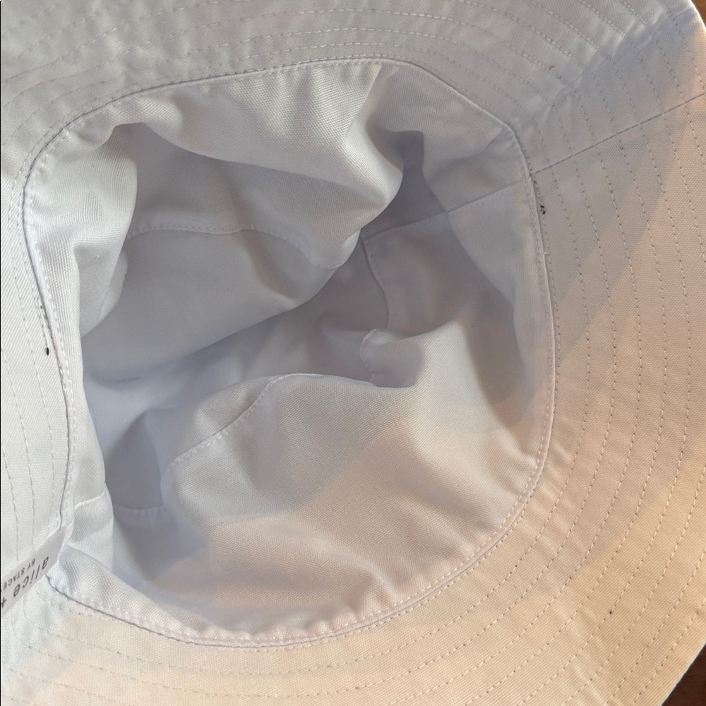 Alice + Olive Duffel Bag black with daisies + bucket hat - Picture 9 of 9